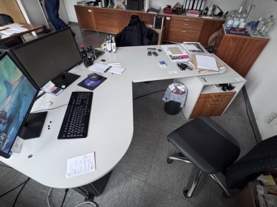 1 Pos. Einrichtungsgegenstände bestehend aus Winkelkombination, Druckertisch, fahrbar, Besprechungstisch Vitra, 2 Kommoden, 2 Aktenschränken und 3 Sesseln